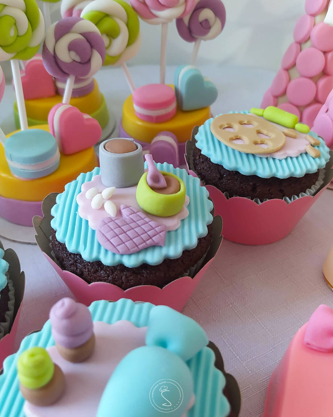 Cupcakes decorados no tema confeitaria da Minnie