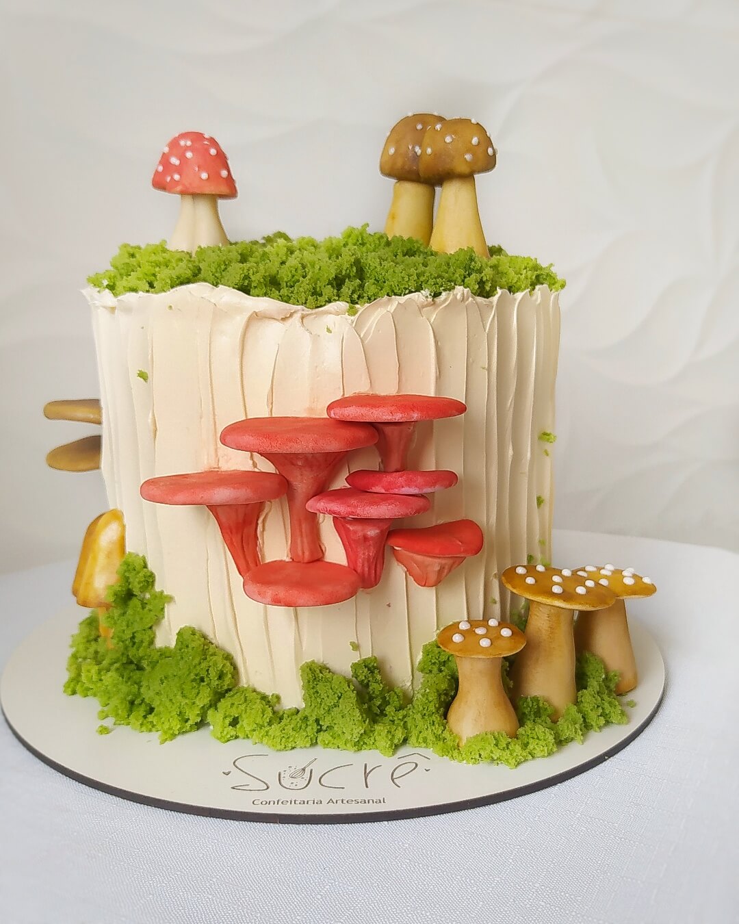 Bolo em BUTTERCREAM decorado com cogumelos realistas
