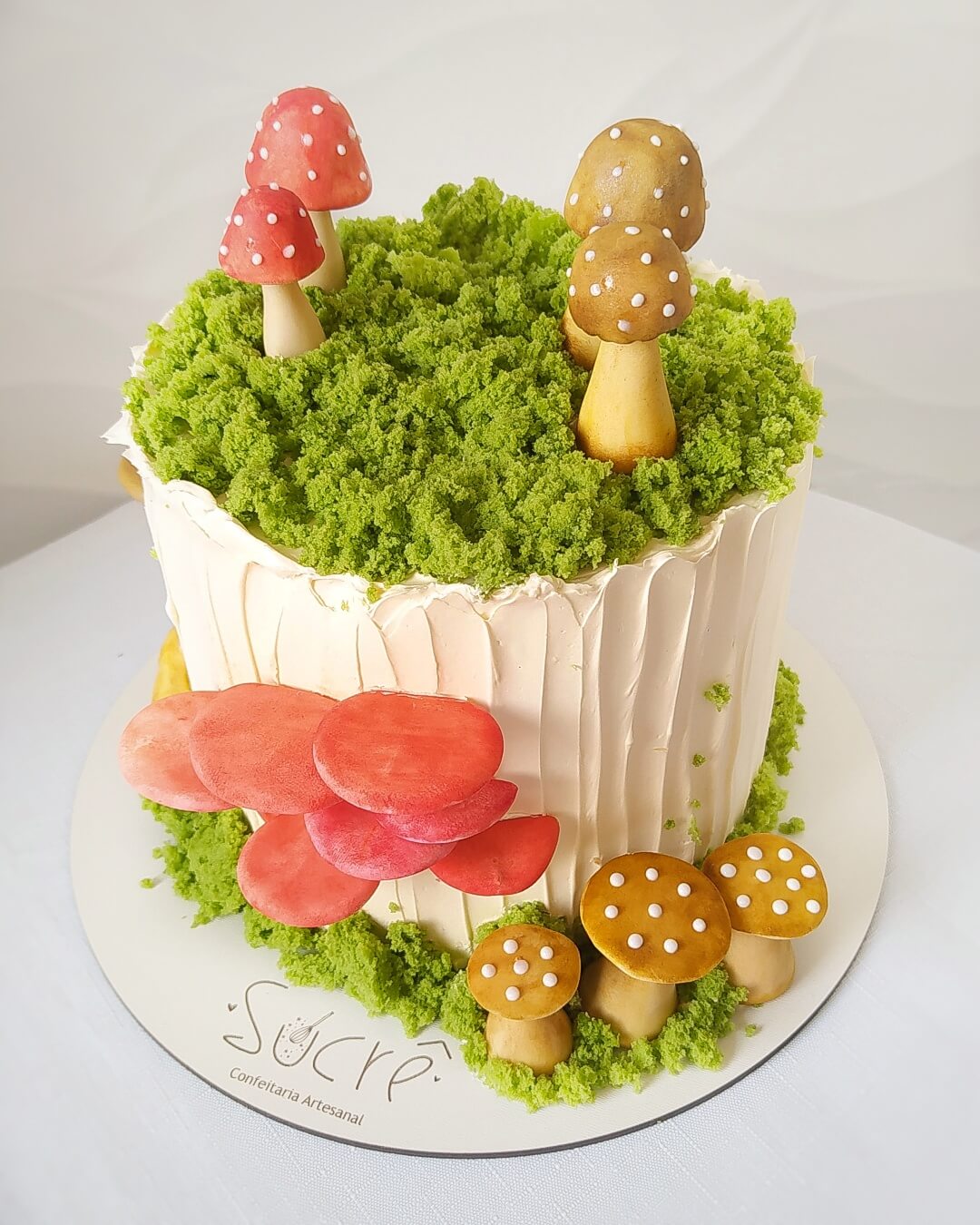 Bolo em BUTTERCREAM decorado com cogumelos realistas