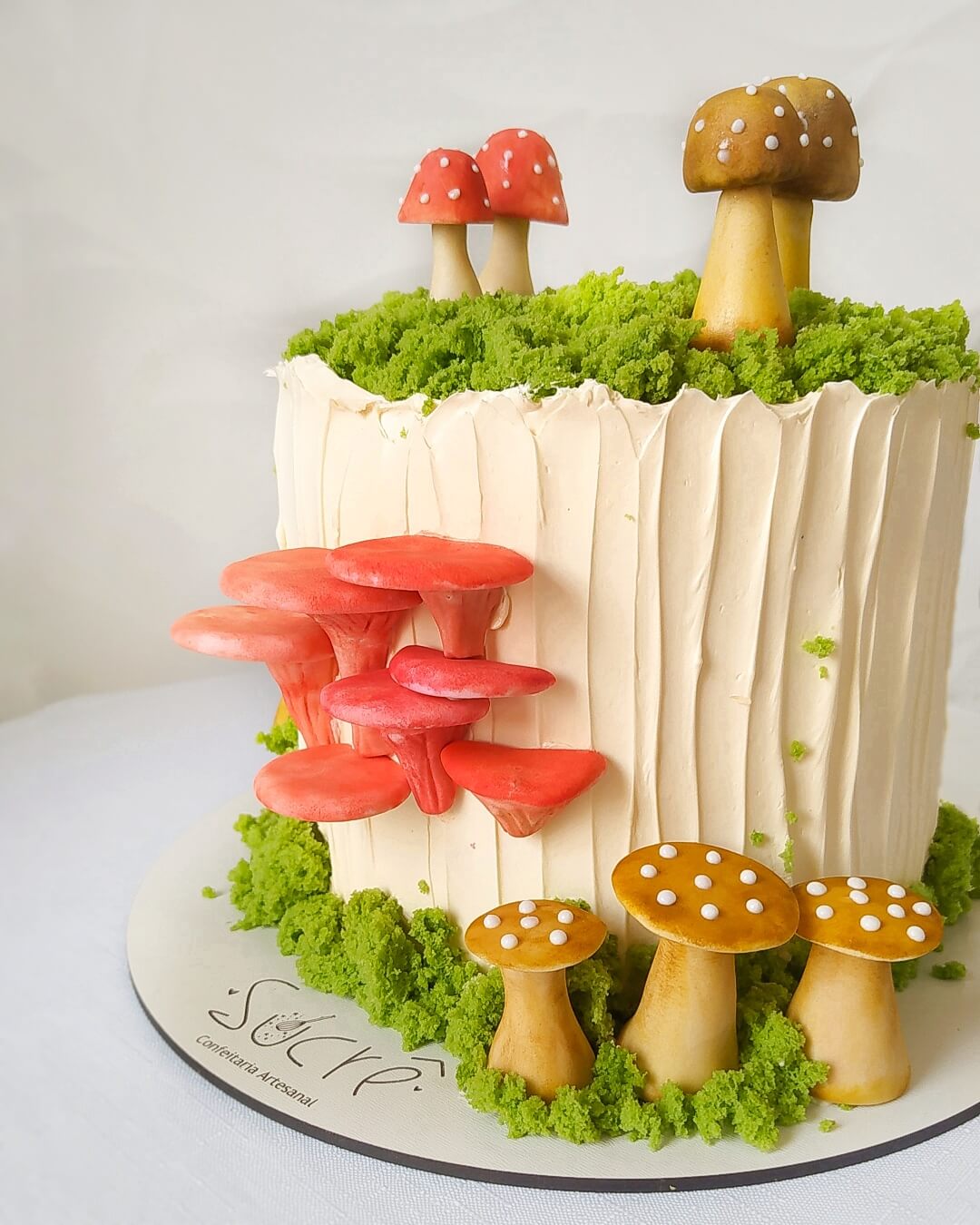 Bolo em BUTTERCREAM decorado com cogumelos realistas