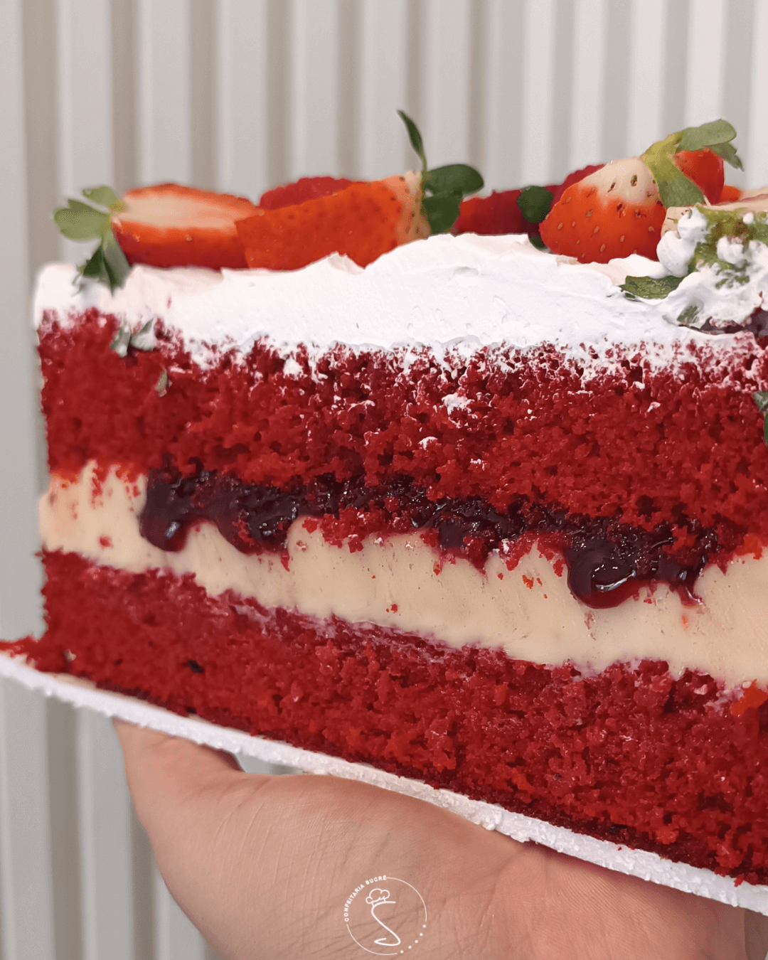 Torta Red Velvet com frutas vermelhas