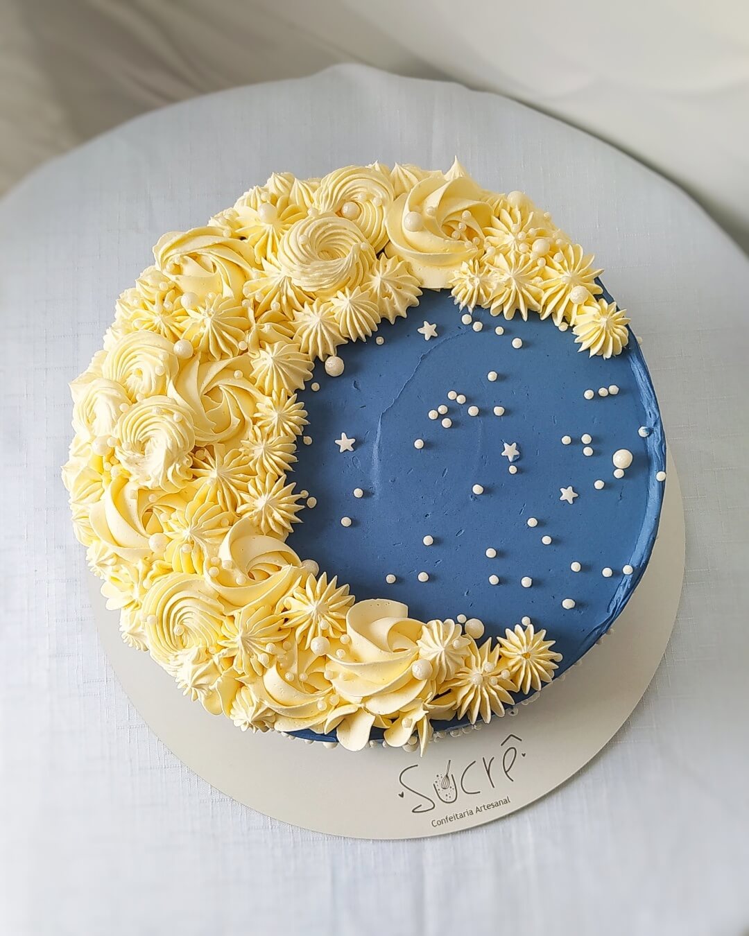 Bolo em BUTTERCREAM no tema luar