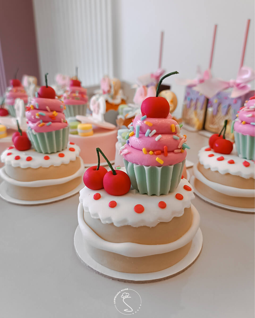 Alfajor modelado no tema mini confeiteiro