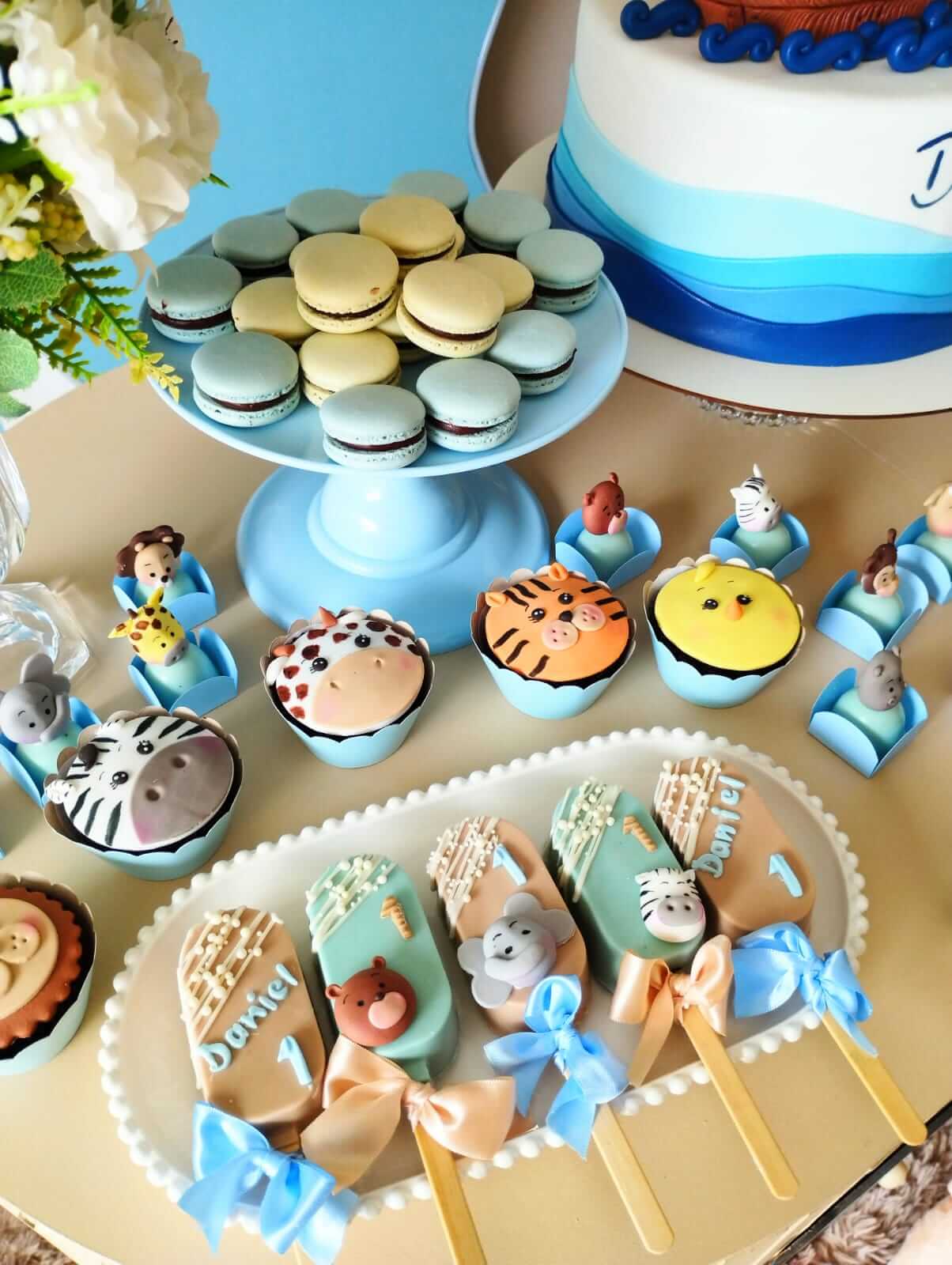 Macarrons, cupcakes, trufas e paletas decoradas