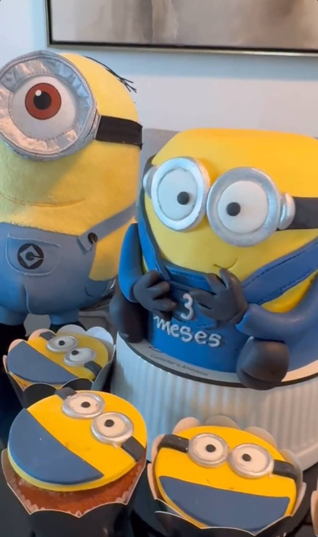 Mini bolo e cupcakes no tema Minions